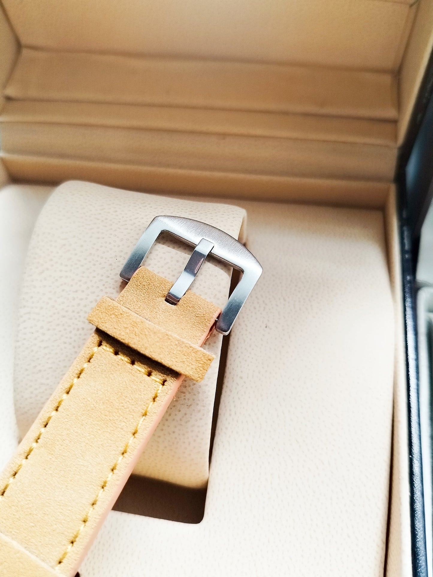 Leather strap men watch